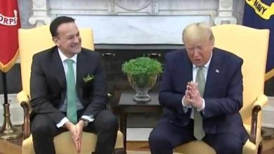 ارفع-يدك-،-خشي-ترامب-من-“-مرحبًا-''-لأيرلندا-رئيس-الوزراء-بسبب-خوف-كورونا