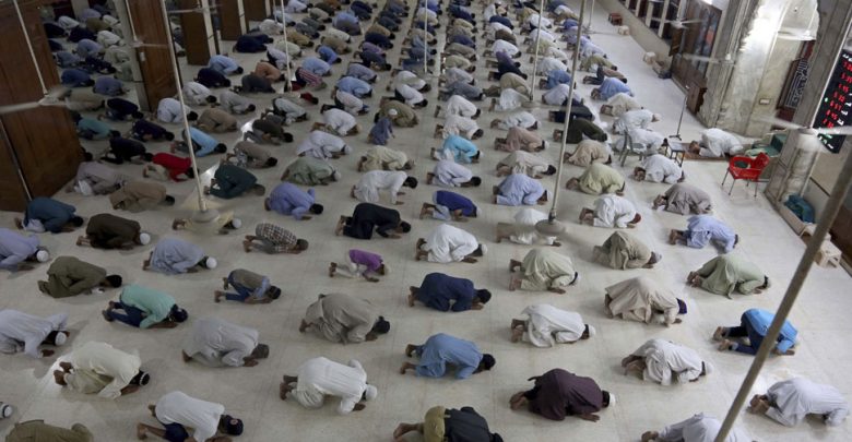 هل-يمكن-أن-تكون-هذه-الخطوة-انتحارية-لباكستان؟-صلاة-الجماعة-في-المسجد-في-رمضان