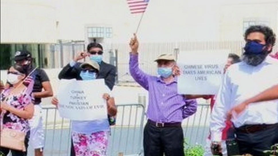 احتجاج-السفارة-الصينية-في-أمريكا-وشعارات-ضد-الحزب-الشيوعي-الصيني