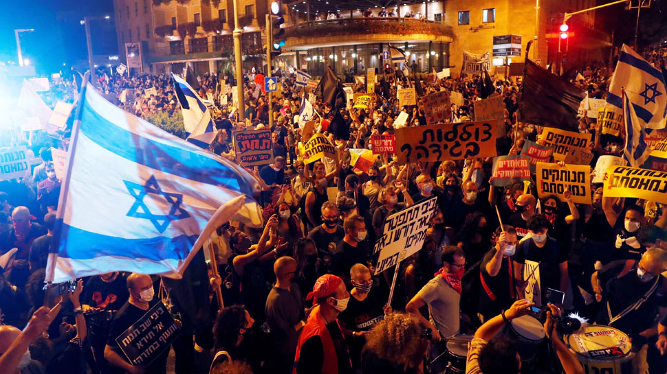 إسرائيل:-آلاف-المتظاهرين-تجمعوا-أمام-منزل-رئيس-الوزراء-نتنياهو-،-وقالوا-–-'انتهى-وقتك'