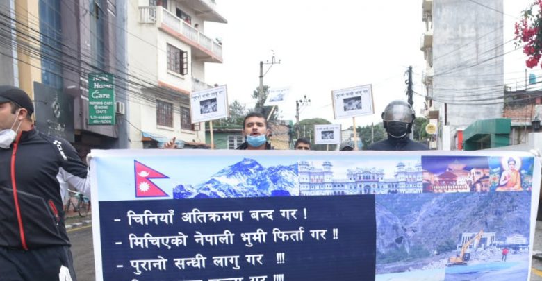 احتجاجا-على-الاحتلال-الصيني-لأراضي-النيبال-،-شعارات-“عودي-الصين”-في-كاتماندو