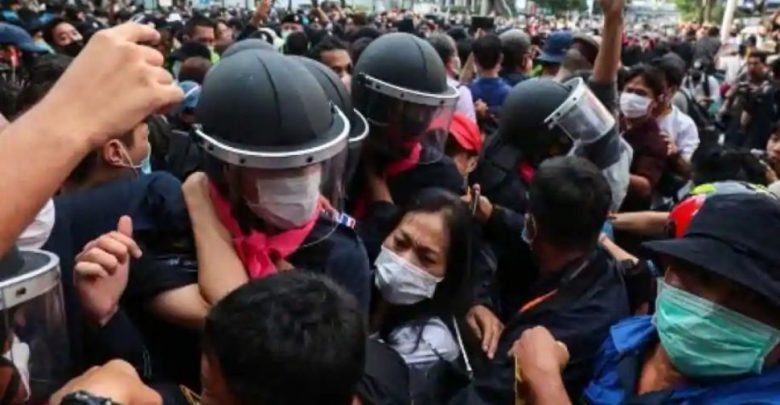 قاد-هذا-الطالب-الآلاف-من-الناس-إلى-الشوارع-في-بانكوك-،-الحكومة
