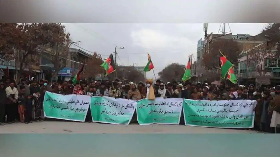 عمران-خان-يصل-إلى-أفغانستان-،-في-استقبال-المحتجين-،-الناس-في-الشوارع