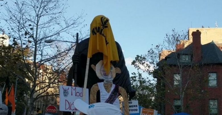 احتجاج-المزارعين:-يعرض-الآن-الخليستانيون-في-واشنطن-،-تمثال-المهاتما-غاندي-المغطى-بالعلم