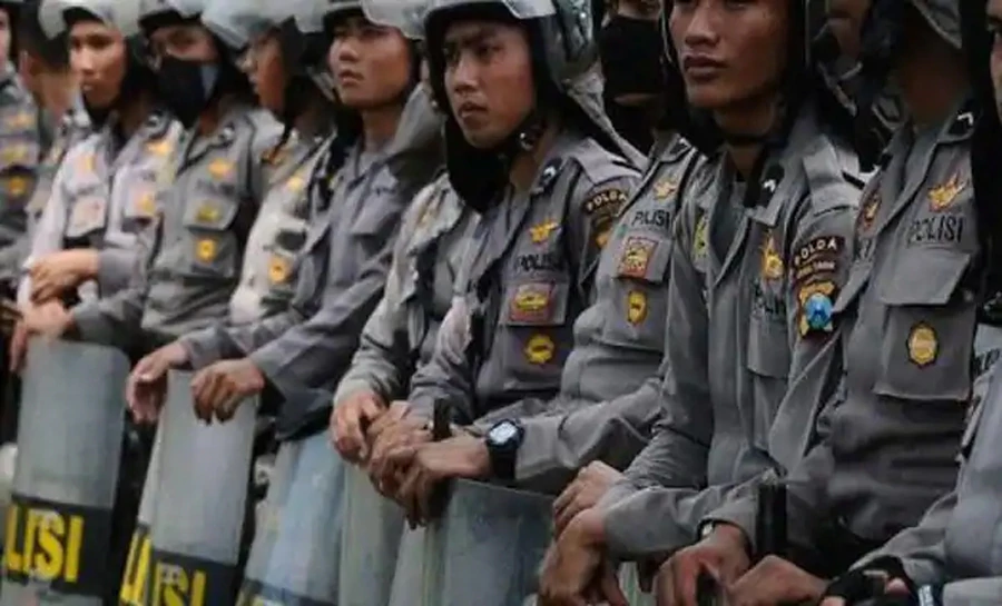 إندونيسيا:-من-أجل-جعل-المتهم-بالسرقة-يعترف-بارتكاب-الجريمة-،-قامت-الشرطة-بعمل-ثعبان-حول-رقبته-عندما-كانت-هناك-مشاجرة
