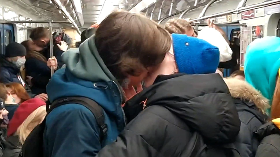 الأزواج-الروس-يقبلون-القطار:-كيف-عارض-الناس-في-روسيا-حظر-covid-19