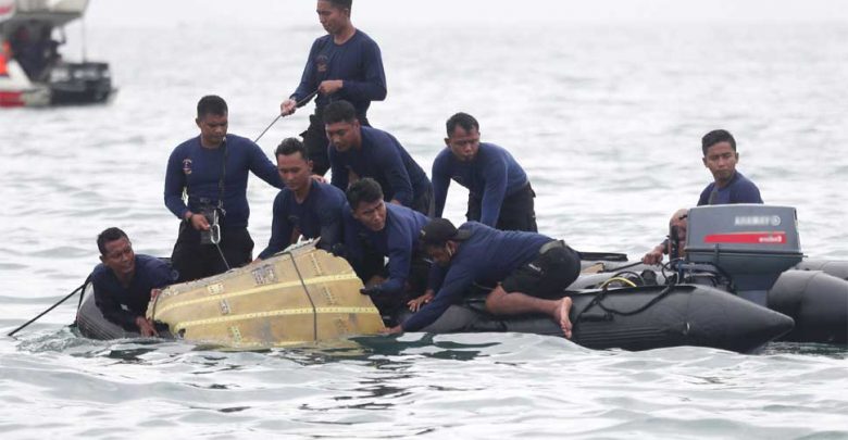 إندونيسيا:-تم-الكشف-عن-الصندوق-الأسود-للطائرة-المحطمة-،-كما-تم-العثور-على-أعضاء-بشرية