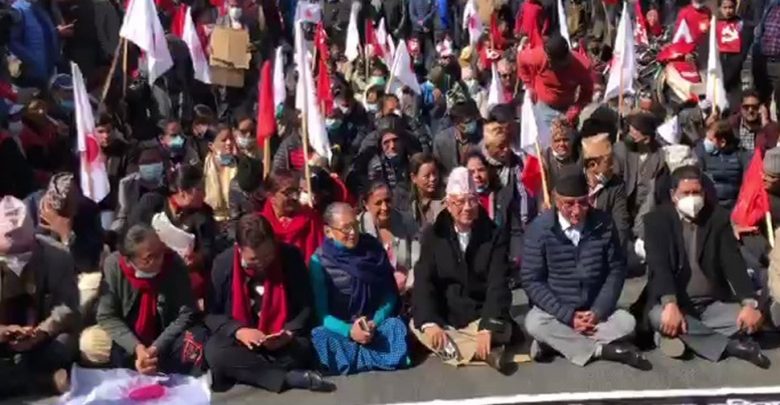 السياسة-النيبالية:-رئيس-الوزراء-السابق-بوشبا-كمال-داهال-ومادهاف-كومار-نيبال-يجلسان-في-الضارنة