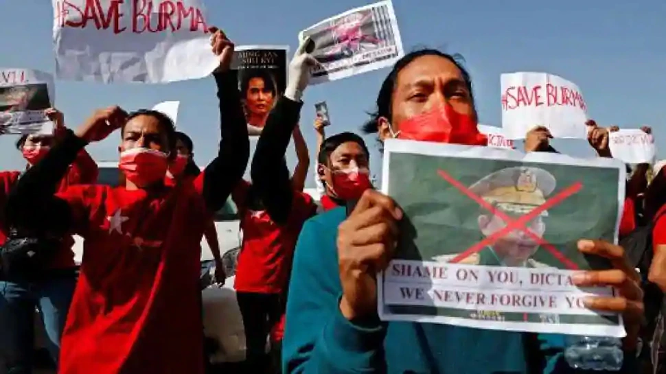اشتداد-الاحتجاج-ضد-الانقلاب-في-ميانمار-،-وخرج-مئات-الأشخاص-إلى-الشوارع