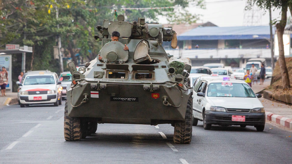 سقطت-دبابات-في-شوارع-ميانمار-،-والولايات-المتحدة-تحذر-مواطنيها-–-لا-تخرجوا-من-منازلهم