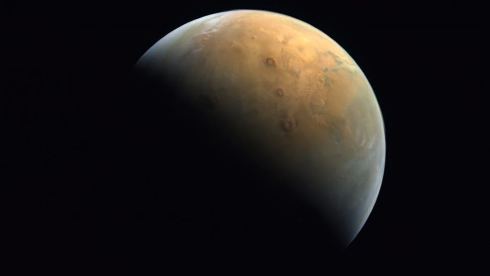 مهمة-الإمارات-لاستكشاف-المريخ:-الأمل-يصنع-التاريخ-بإرسال-الصورة-الأولى-للمريخ-وضوء-الشمس-من-جهة-وكوكب-أحمر-جميل-في-الظل-على-الجانب-الآخر