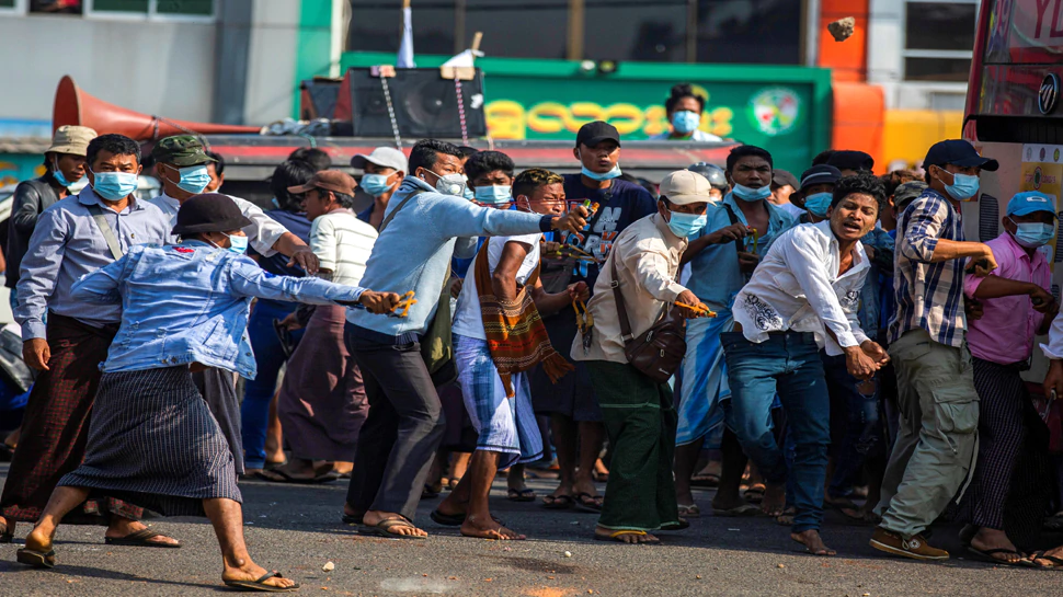 الهجوم-على-المعارضين-للانقلاب-العسكري-في-ميانمار-،-واحتشاد-لدعم-الجيش