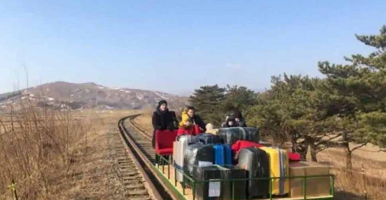 صورة-رائعة-من-كوريا-الشمالية-،-دبلوماسيون-روس-يسحبون-عربة-قطار-للعودة-إلى-ديارهم