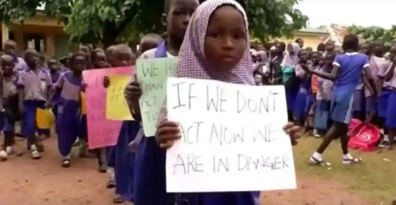 هاجمت-جماعة-مسلحة-مدرسة-في-نيجيريا-واختطفت-أكثر-من-300-فتاة