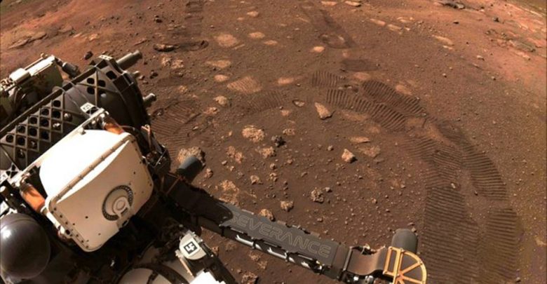 nasa-perseverance-rover:-percussion-rover-،-الذي-ركض-لأول-مرة-21-قدمًا-على-الكوكب-الأحمر-،-يتتبع-عجلات-ناسا-على-تربة-المريخ