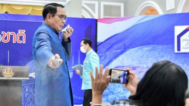 في-مواجهة-الأسئلة-،-قام-رئيس-الوزراء-التايلاندي-برش-المطهر-على-الصحفيين