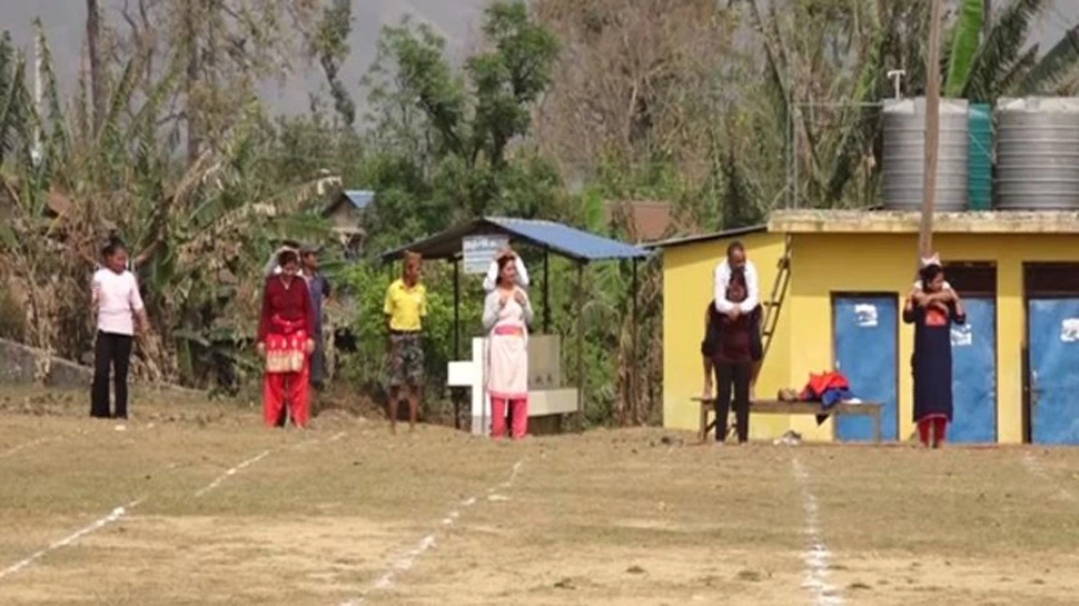 نيبال:-تجري-النساء-100-متر-مع-أزواجهن-على-ظهورهن-،-لنشر-الوعي-حول-المساواة-بين-الجنسين
