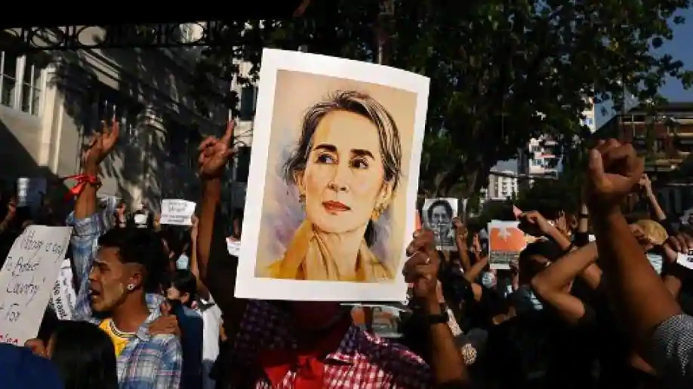 ميانمار:-استمرار-الاحتجاج-ضد-الجيش-الوحشي-،-والتظاهر-برفع-ملصقات-ولعب-أبواق-السيارات