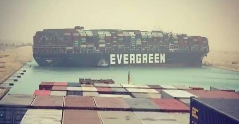 سفينة-حاويات-عملاقة-قادمة-من-الصين-محاصرة-في-قناة-السويس-،-ازدحام-مروري-طويل-في-البحر