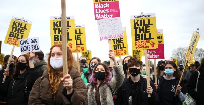 المملكة-المتحدة:-مناوشات-بين-الشرطة-والمتظاهرين-أثناء-kill-the-bill-protest-،-تم-القبض-على-26-شخصًا