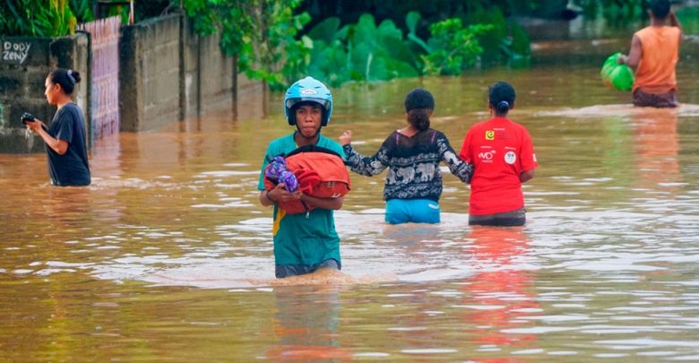 فيضانات-بسبب-الأمطار-الغزيرة-في-إندونيسيا-،-توفي-23-شخصًا-؛-الآلاف-من-المشردين