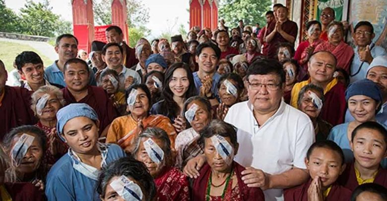 نيبال:-يعتبر-الناس-أن-هذا-الطبيب-هو-“إله-البصر”-،-حيث-قام-حتى-الآن-بإجراء-عملية-جراحية-لـ-1،30،000-شخص