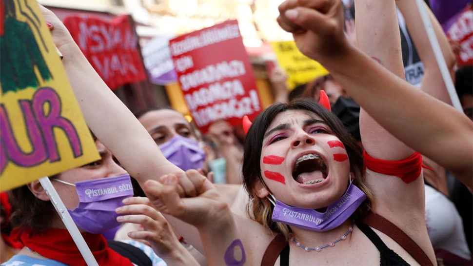تركيا-ليست-جادة-بشأن-سلامة-المرأة-،-بمعزل-عن-المعاهدة-الدولية-؛-احتجاج-في-جميع-أنحاء-البلاد-ضد-القرار