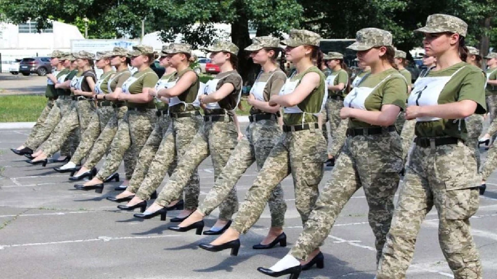 أوكرانيا:-استعراض-للجنديات-يرتدين-الكعب-العالي-،-والذي-تعرض-الآن-لانتقادات-شديدة