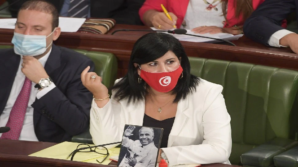 في-البرلمان-التونسي-،-النائب-صفعة-النائبة-فيديو-فيال