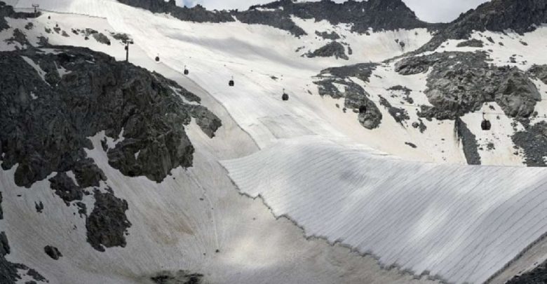 يقوم-خبراء-المناخ-بتغطية-نهر-بريسينا-الجليدي-الإيطالي-بقطعة-قماش-،-وهناك-خطر-الانهيار