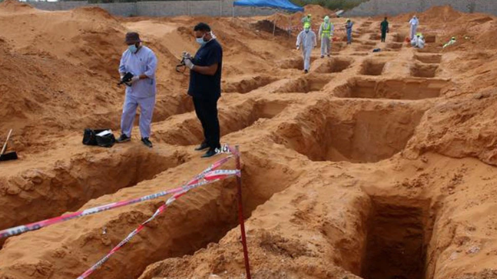 تم-العثور-على-139-جثة-لم-يطالب-بها-أحد-في-30-قبراً-،-وبدأت-الحكومة-الليبية-في-التحقيق