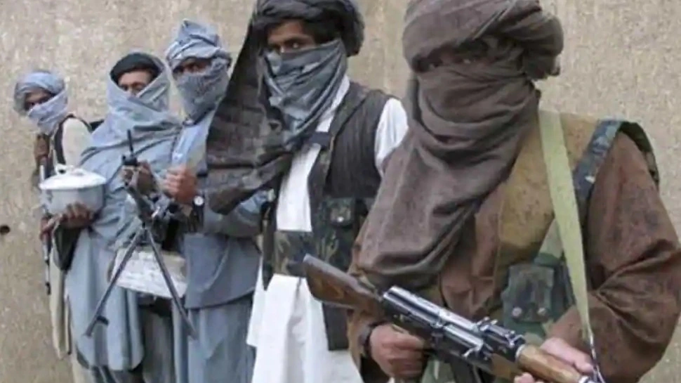 طالبان-تضرب-أولئك-الذين-يدخلون-مطار-كابول-ببندقية-ak-47-،-ويريد-المواطنون-الأفغان-الهروب-من-البلاد