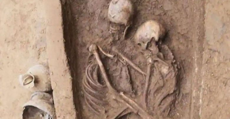 الأخبار-الفيروسية:-عاشق-الزوجان-يد-بعضهما-البعض-لمدة-1500-عام-،-حتى-الموت-لا-يمكن-أن-ينفصل-عن-الحب