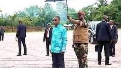 غينيا:-كانت-تقف-ممسكة-بمظلة-خلف-الرئيس-حتى-الأمس-،-والآن-انقلاب