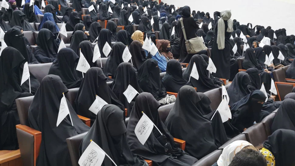 دعاية-طالبان-الجديدة-،-خرجت-نساء-يرتدين-البرقع-في-موكب-دعما