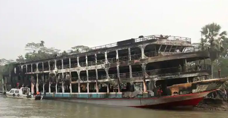 بنغلادش:-اشتعلت-النيران-في-قارب-في-وسط-النهر-،-وكان-على-متنه-800-شخص-،-و-40-تم-حرقهم-أحياء
