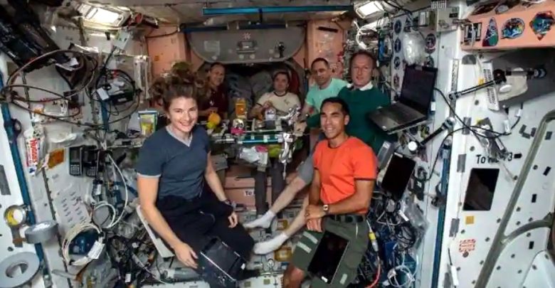 لأول-مرة-في-الفضاء-،-احتفل-10-أشخاص-بالعام-الجديد-،-وانضم-83-رائد-فضاء-خلال-21-عامًا