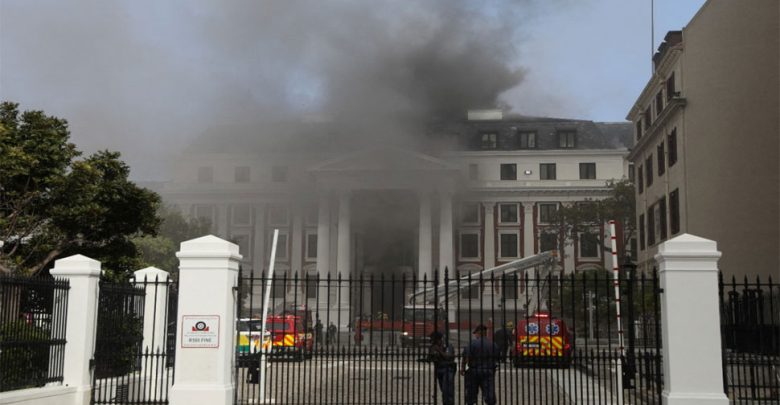 اندلع-حريق-هائل-في-مبنى-البرلمان-في-هذا-البلد-،-وشوهد-عمود-من-الدخان-من-بعيد