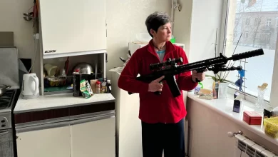 امرأة-أوكرانية-تشتري-بندقية-لنفسها-خوفا-من-هجوم-روسي