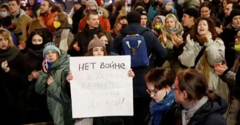 وقام-بوتين-،-الذي-هاجم-أوكرانيا-،-ومحاصرًا-بمنازله-،-بتظاهرات-في-51-مدينة-روسية