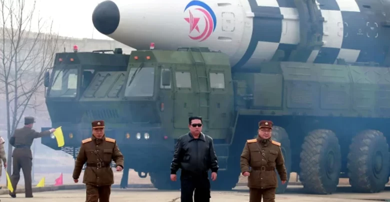 بدا-الطاغية-كيم-جونغ-أون-وكأنه-نجم-أفلام-أكشن-،-قام-بتصوير-فيديو-لتجربة-صاروخ