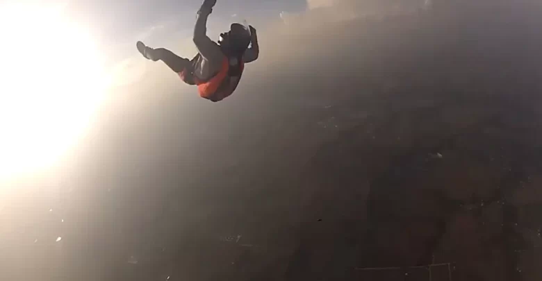 فيديو:-كان-الشخص-فاقدًا-للوعي-من-مسافة-أقل-من-10000-قدم-،-ثم-حدثت-أكثر-عملية-إنقاذ-مخيفة-في-الهواء.