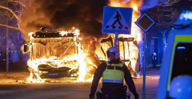 حرق-القرآن:-اندلاع-أعمال-شغب-في-السويد-بسبب-حرق-القرآن-،-وإصابة-3-بنيران-الشرطة