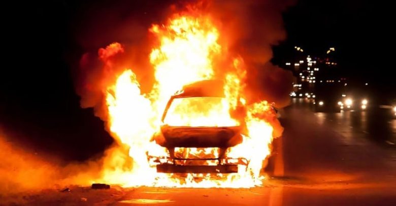 الولايات-المتحدة:-كان-الشخص-يشعل-النار-في-السيارات-المتوقفة-بالقرب-من-مركز-الشرطة-،-تعرف-على-ما-حدث-بعد-ذلك