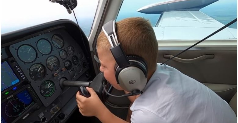 فيديو-شائع:-رحلة-كبيرة-في-سن-مبكرة-،-طفل-يبلغ-من-العمر-7-سنوات-يطير-بالطائرة