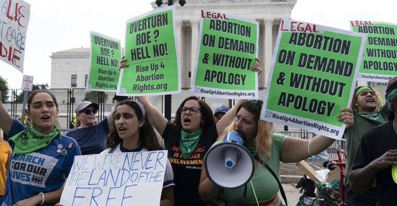 حقوق-الإجهاض:-الآن-لن-تتمكن-أي-امرأة-من-إجراء-عملية-إجهاض-في-أمريكا-،-اللجنة-العليا-تلغي-قرار-50-عامًا-؛-نزل-الناس-إلى-الشوارع