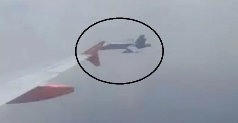 فيديو-صادم:-اقتربت-طائرة-مقاتلة-من-الطائرة-وهي-تحلق-في-الهواء-وعلق-الركاب-في-أنفاسهم