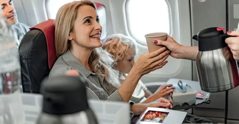 أسرار-الخطوط-الجوية:-مضيفو-الطائرات-لا-يشربون-الشاي-والقهوة-أبدًا-على-متن-الطائرة-،-والسبب-الذي-يجعل-حياتك-حتى-لا-تغرق-في-حلقك